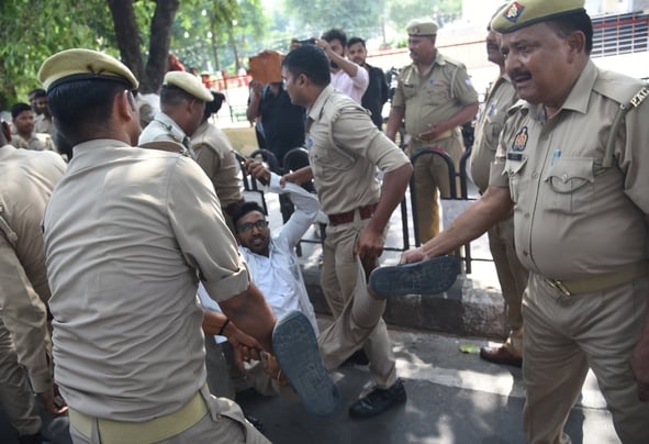 समान वेतन मांग रहे डॉक्टरों से पुलिस की झड़प। समान वेतन मांग रहे डॉक्टरों से पुलिस की झड़प।