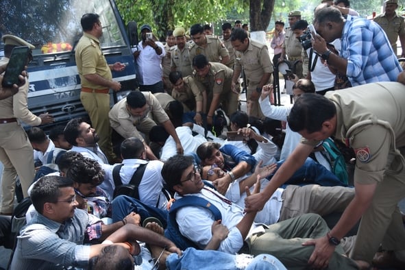 समान वेतन मांग रहे डॉक्टरों से पुलिस की झड़प। समान वेतन मांग रहे डॉक्टरों से पुलिस की झड़प।