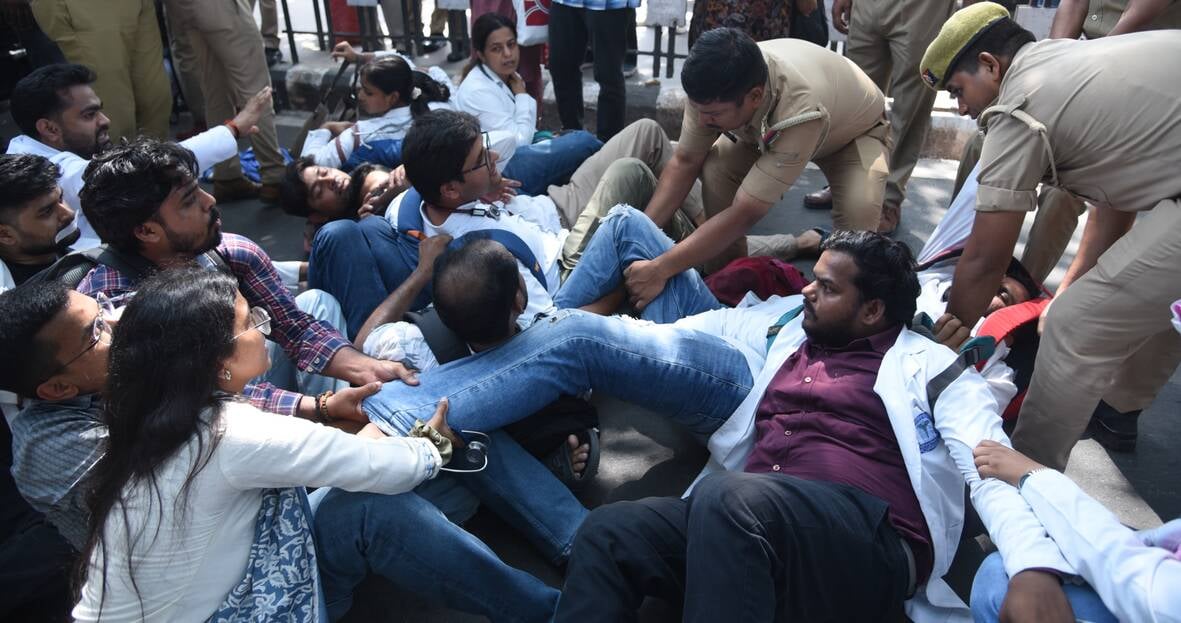 समान वेतन मांग रहे डॉक्टरों से पुलिस की झड़प। समान वेतन मांग रहे डॉक्टरों से पुलिस की झड़प।