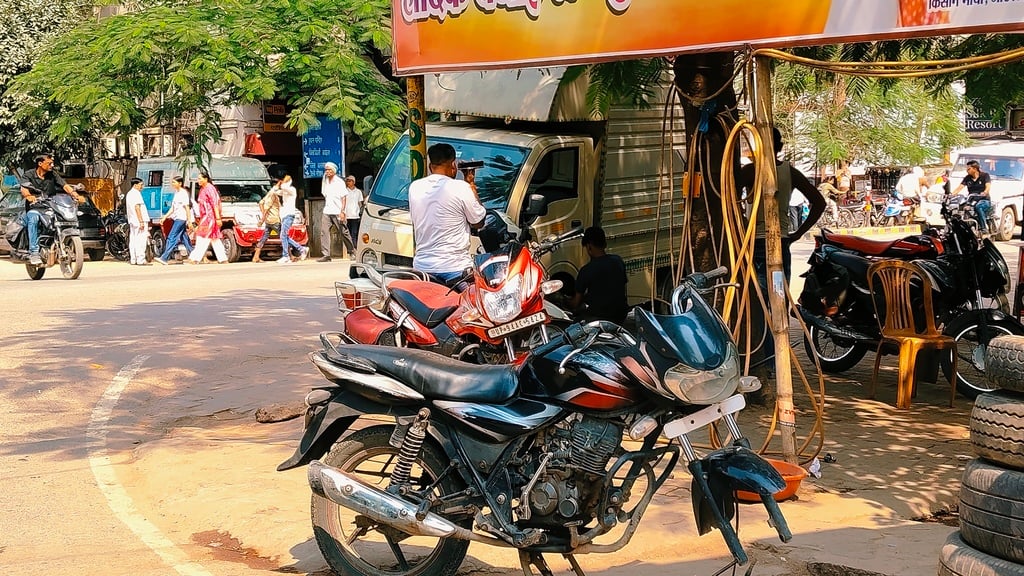 स्टेशनस्डि स्थित भारतीय स्टेट बैंक के सामने फुटपाथ पर रखे आड़े तिरछे वाहन। संवाद