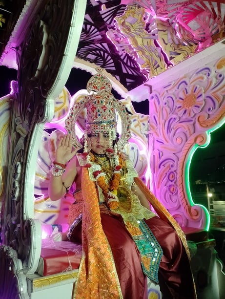 श्री सायंकालीन रामलीला में मंचन करते कलाकार। स्रोत : सभा श्री सायंकालीन रामलीला में मंचन करते कलाकार। स्रोत : सभा