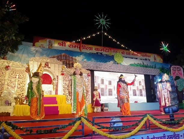श्री सायंकालीन रामलीला में मंचन करते कलाकार। स्रोत : सभा श्री सायंकालीन रामलीला में मंचन करते कलाकार। स्रोत : सभा