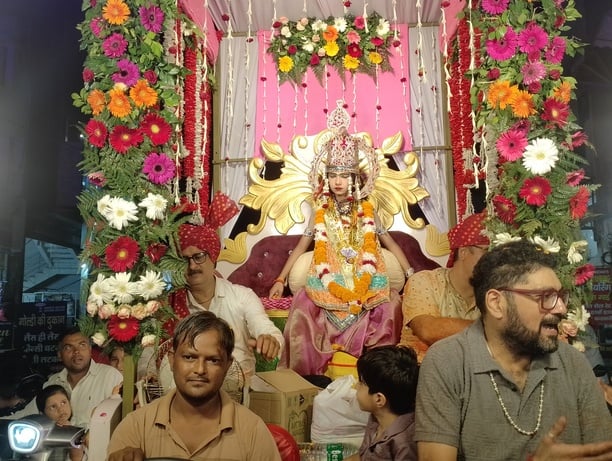 श्री सायंकालीन रामलीला में मंचन करते कलाकार। स्रोत : सभा श्री सायंकालीन रामलीला में मंचन करते कलाकार। स्रोत : सभा