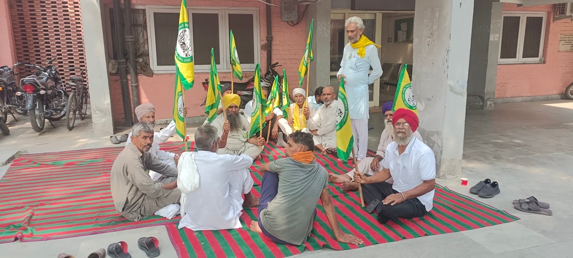 तीन घंटे का सांकेतिक धरना-प्रदर्शन करते भारतीय किसान यूनियन एकता उगराहां के पदाधिकारी व सदस्य। तीन घंटे का सांकेतिक धरना-प्रदर्शन करते भारतीय किसान यूनियन एकता उगराहां के पदाधिकारी व सदस्य।