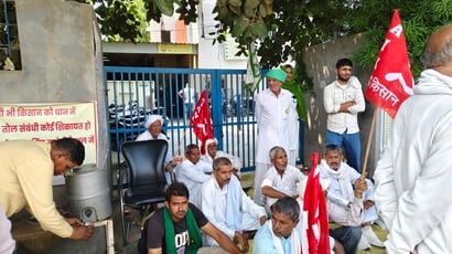 तीन घंटे का सांकेतिक धरना-प्रदर्शन करते भारतीय किसान यूनियन एकता उगराहां के पदाधिकारी व सदस्य। तीन घंटे का सांकेतिक धरना-प्रदर्शन करते भारतीय किसान यूनियन एकता उगराहां के पदाधिकारी व सदस्य।