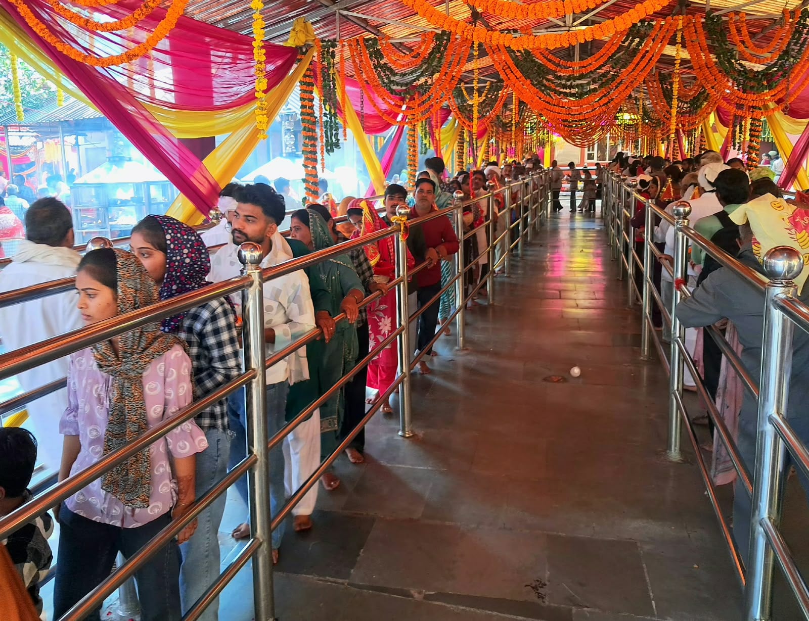 त्रिलोकपुर माता बालासुंदरी मंदिर प्रांगण में नवरात्री मेले के चौथे दिन कतारबद्ध श्रद्धालु त्रिलोकपुर माता बालासुंदरी मंदिर प्रांगण में नवरात्री मेले के चौथे दिन कतारबद्ध श्रद्धालु