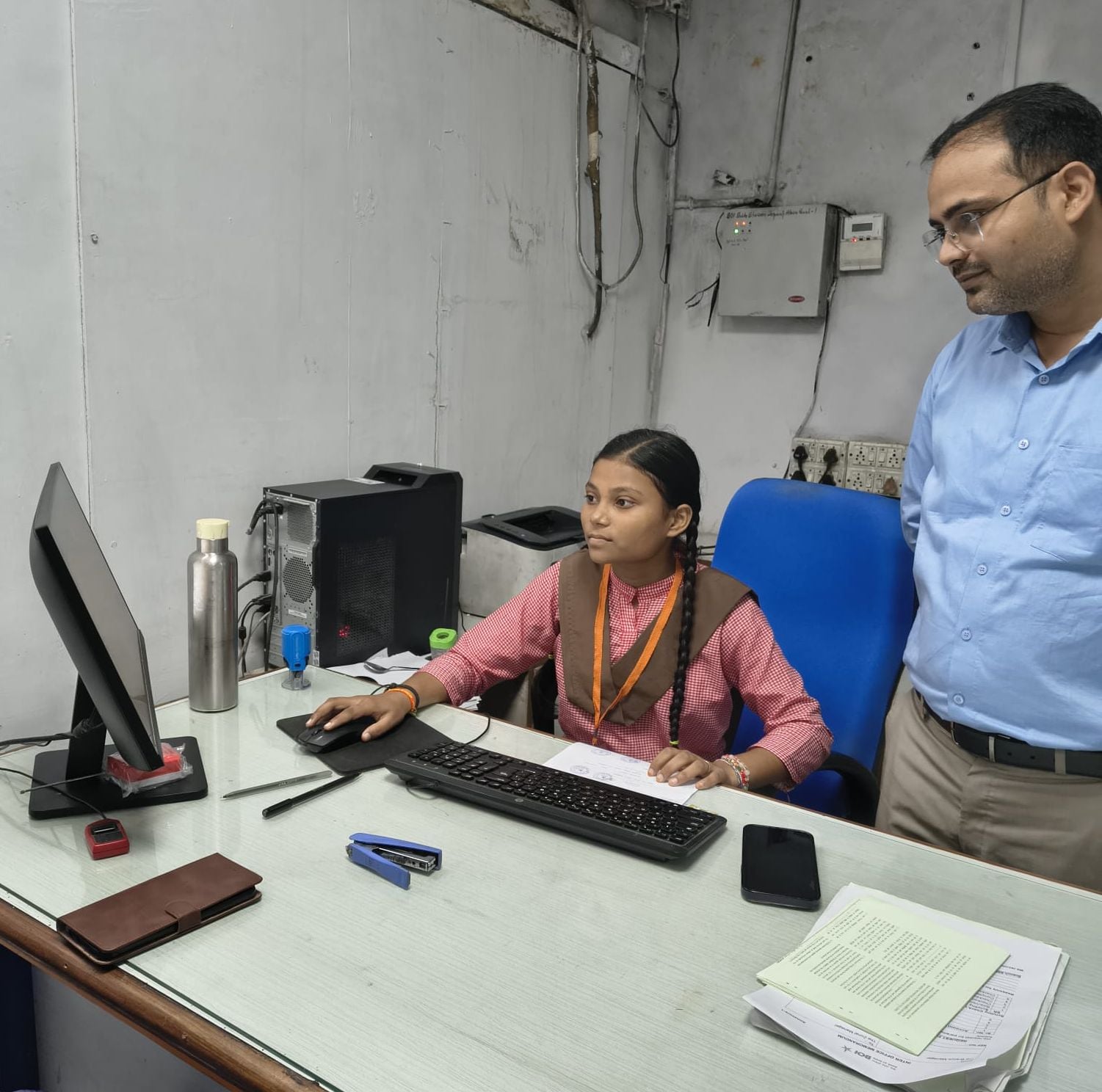 दो घंटे के लिए डीएम बनी तान्वी तिवारी को अपनी समस्या बताते नानाटीकुर गांव के सुनील कुमार। संवाद दो घंटे के लिए डीएम बनी तान्वी तिवारी को अपनी समस्या बताते नानाटीकुर गांव के सुनील कुमार। संवाद