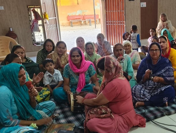 दुर्गा मंदिर में मां चंद्रघंटा की पूजा-अर्चना करतीं महिला संकीर्तन मंडली की सदस्य और श्रद्धालु।