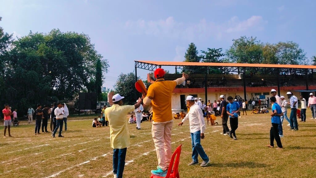 दौड़ प्रतियोगिता में भाग लेतीं छात्राएं