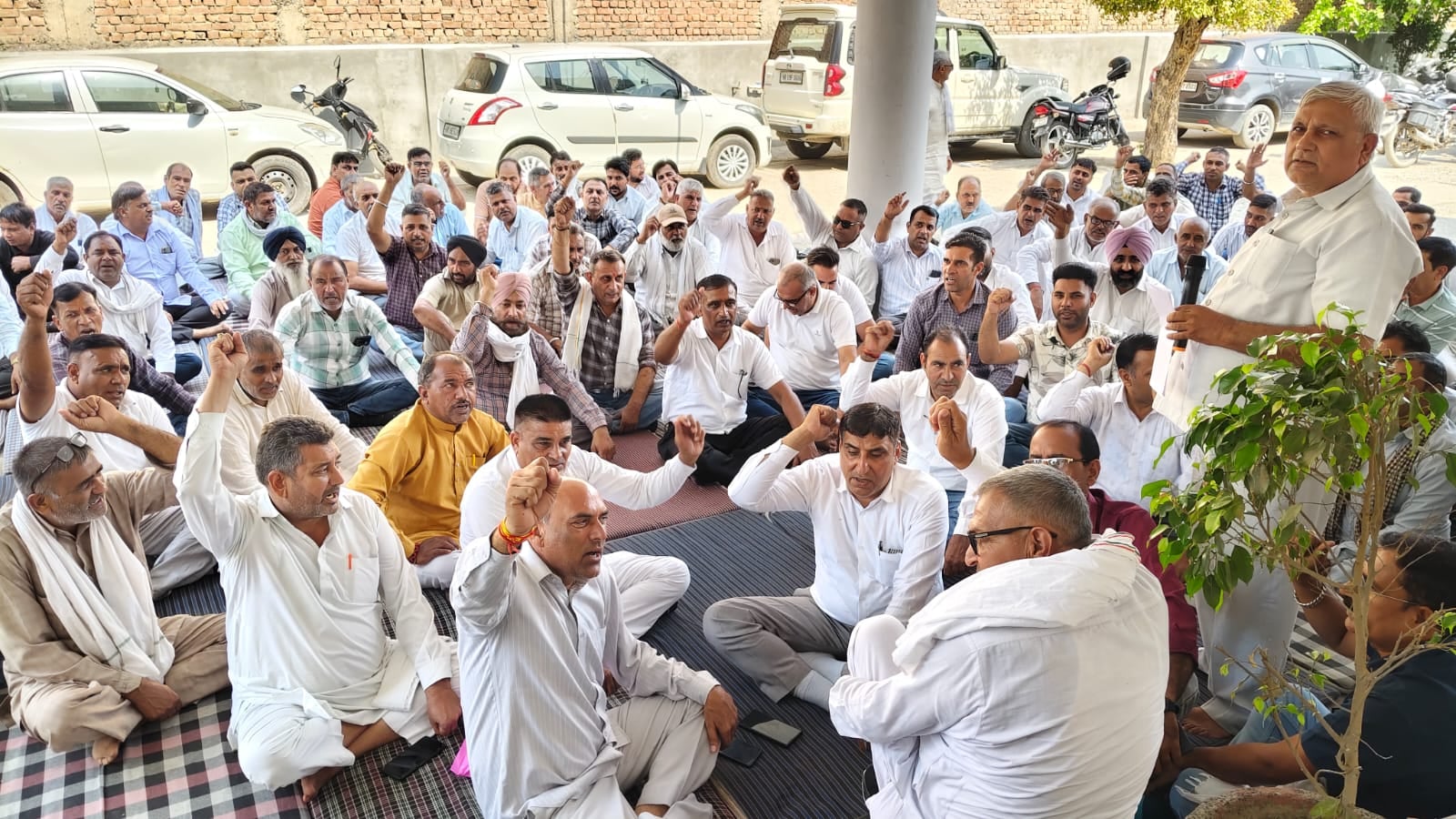 धरना देते पैक्स कर्मचारी। विज्ञप्ति धरना देते पैक्स कर्मचारी। विज्ञप्ति