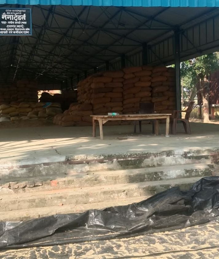 उझानी मंडी में बैठे केंद्र प्रभारी व अन्य कर्मचारी। संवाद उझानी मंडी में बैठे केंद्र प्रभारी व अन्य कर्मचारी। संवाद