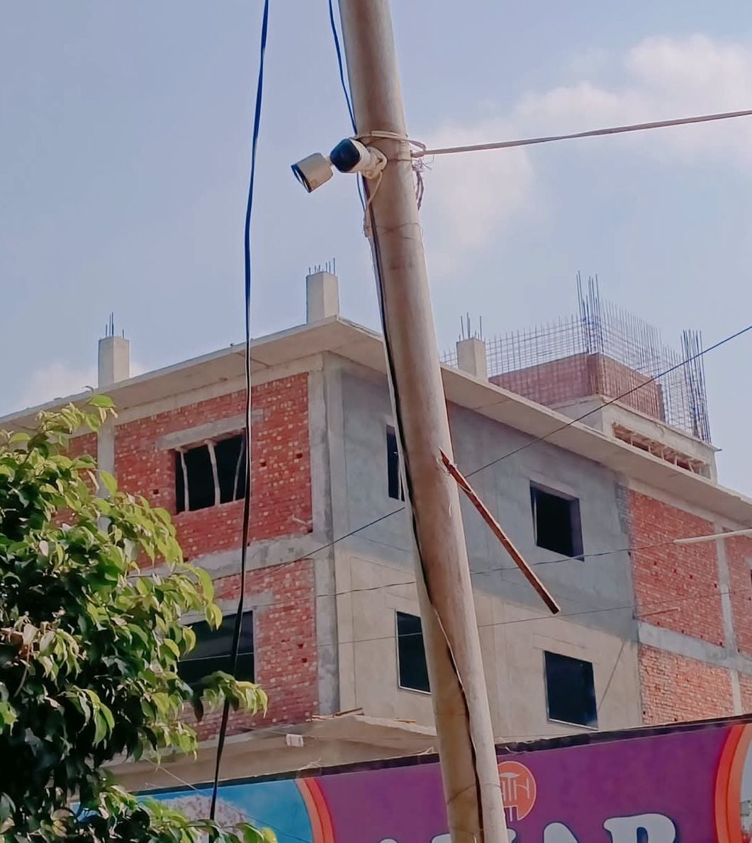 विवेकानंद तिराहे पर लगे बंद कैमरे। संवाद