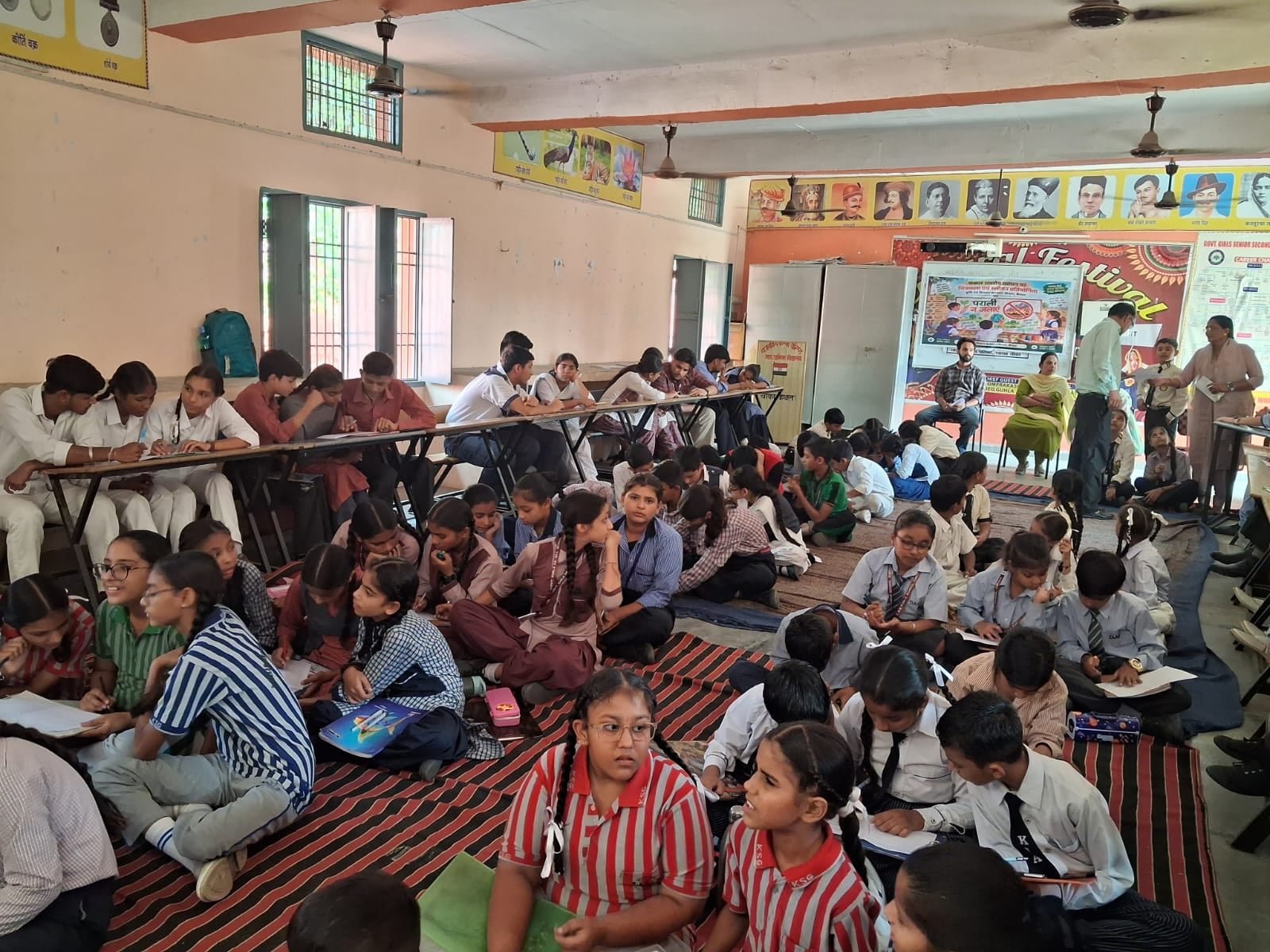 यातायात नियमों की जानकारी को लेकर आयोजित परीक्षा में भाग लेते बच्चे। प्रवक्ता