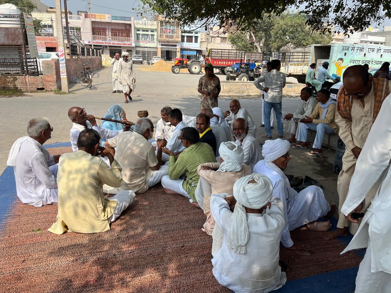 14उचाना01 : उचाना मार्केट कमेटी कार्यालय पर जड़ा गया ताला। संवाद