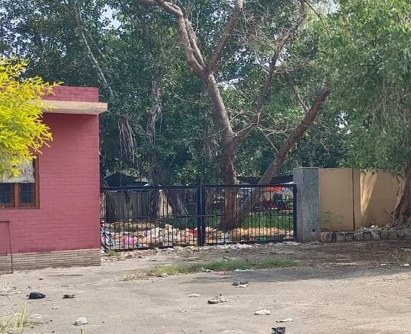 16 : नया बस स्टैंड के बाहर 7 करोड़ के सामुदायिक केंद्र में बनाए गए उपले। संवाद 16 : नया बस स्टैंड के बाहर 7 करोड़ के सामुदायिक केंद्र में बनाए गए उपले। संवाद
