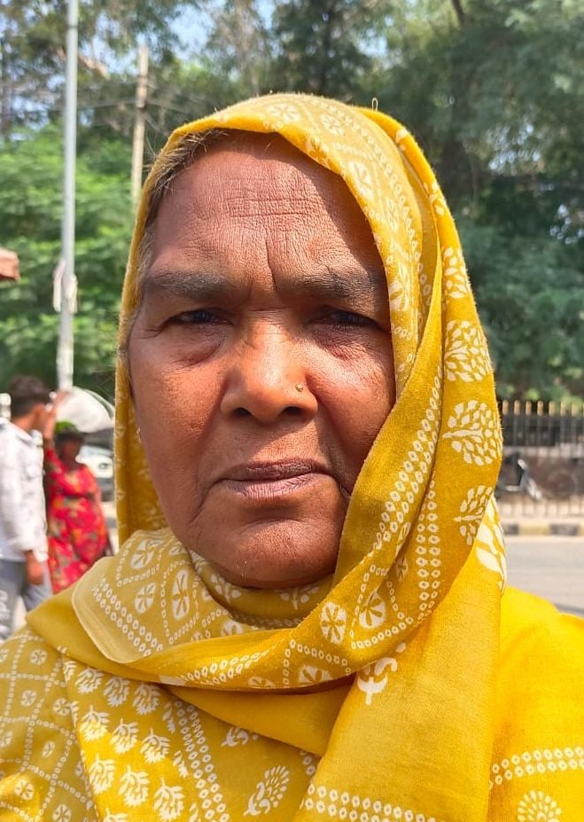 16 : नया बस स्टैंड के बाहर 7 करोड़ के सामुदायिक केंद्र में बनाए गए उपले। संवाद 16 : नया बस स्टैंड के बाहर 7 करोड़ के सामुदायिक केंद्र में बनाए गए उपले। संवाद