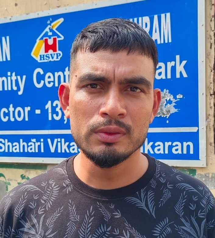 16 : नया बस स्टैंड के बाहर 7 करोड़ के सामुदायिक केंद्र में बनाए गए उपले। संवाद 16 : नया बस स्टैंड के बाहर 7 करोड़ के सामुदायिक केंद्र में बनाए गए उपले। संवाद