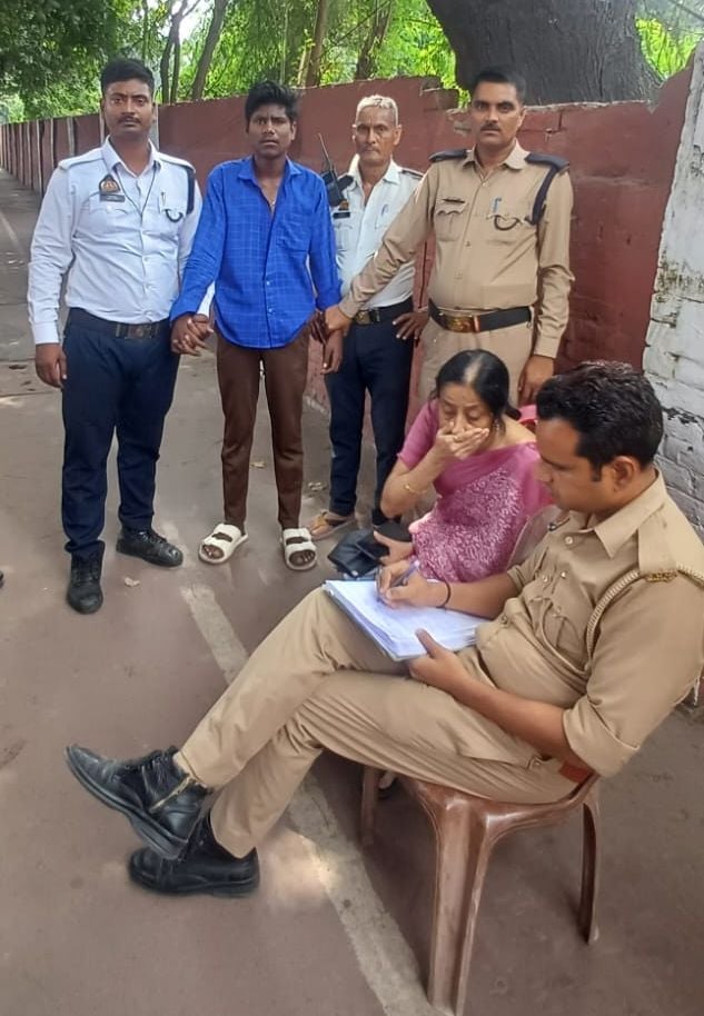 आरोपी कोपकड़ने वाले ट्रैफिक पुलिस के दो सिपाही और होमगार्ड। आरोपी कोपकड़ने वाले ट्रैफिक पुलिस के दो सिपाही और होमगार्ड।