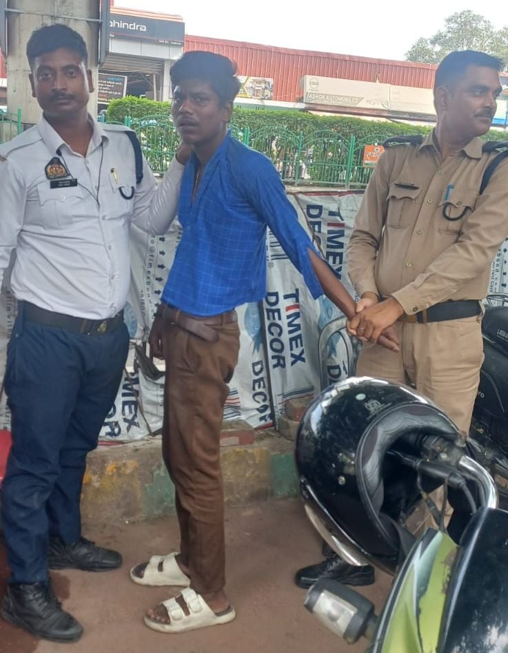 आरोपी कोपकड़ने वाले ट्रैफिक पुलिस के दो सिपाही और होमगार्ड। आरोपी कोपकड़ने वाले ट्रैफिक पुलिस के दो सिपाही और होमगार्ड।