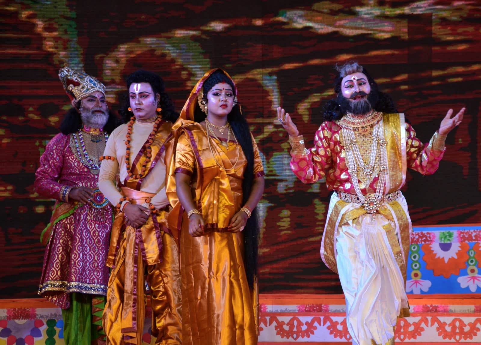 ऐशबाग रामलीला मैदान में मंचन करते कलाकार ऐशबाग रामलीला मैदान में मंचन करते कलाकार