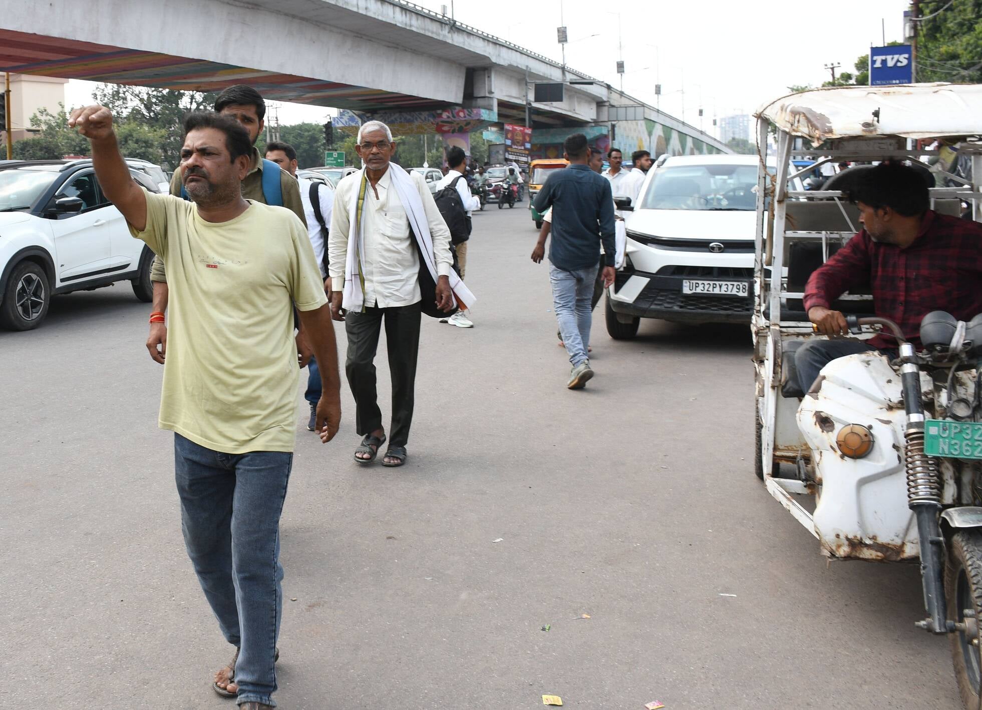 अवध बस अड्डे पर दलालों का सिंडिकेट हावी। अवध बस अड्डे पर दलालों का सिंडिकेट हावी।