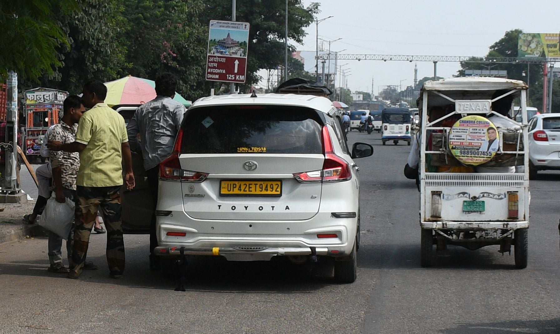 अवध बस अड्डे पर दलालों का सिंडिकेट हावी। अवध बस अड्डे पर दलालों का सिंडिकेट हावी।