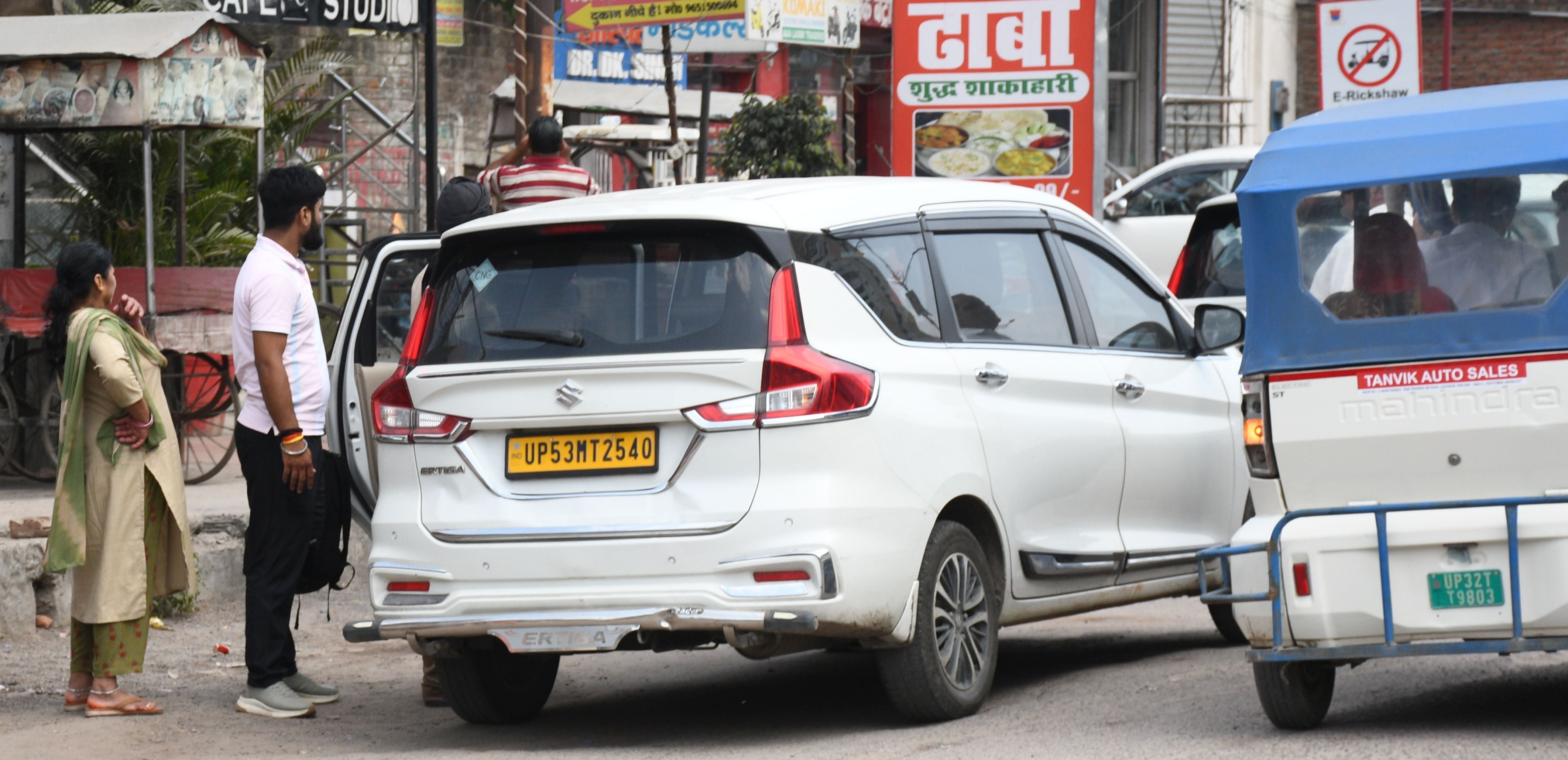 अवध बस अड्डे पर दलालों का सिंडिकेट हावी। अवध बस अड्डे पर दलालों का सिंडिकेट हावी।
