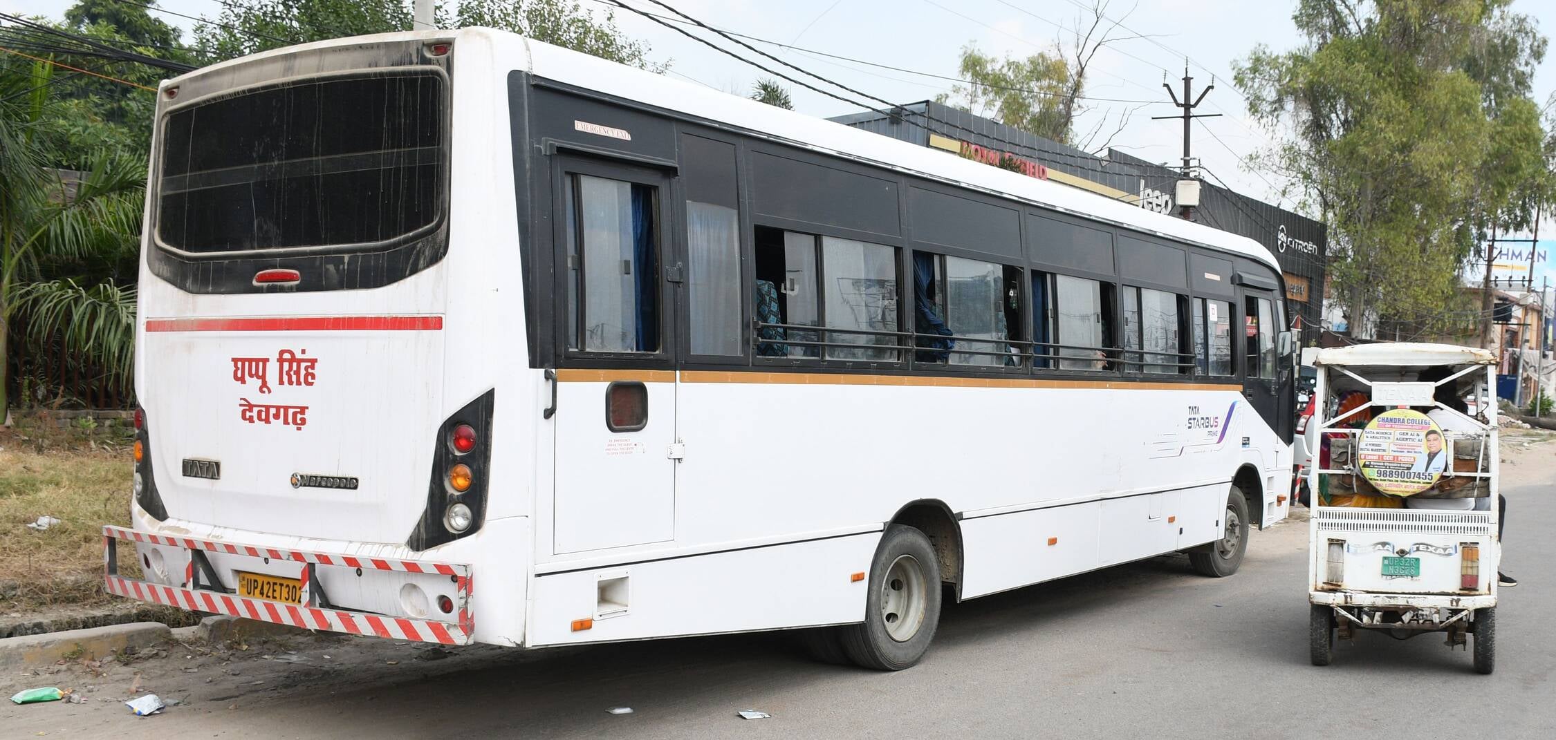 अवध बस अड्डे पर दलालों का सिंडिकेट हावी। अवध बस अड्डे पर दलालों का सिंडिकेट हावी।