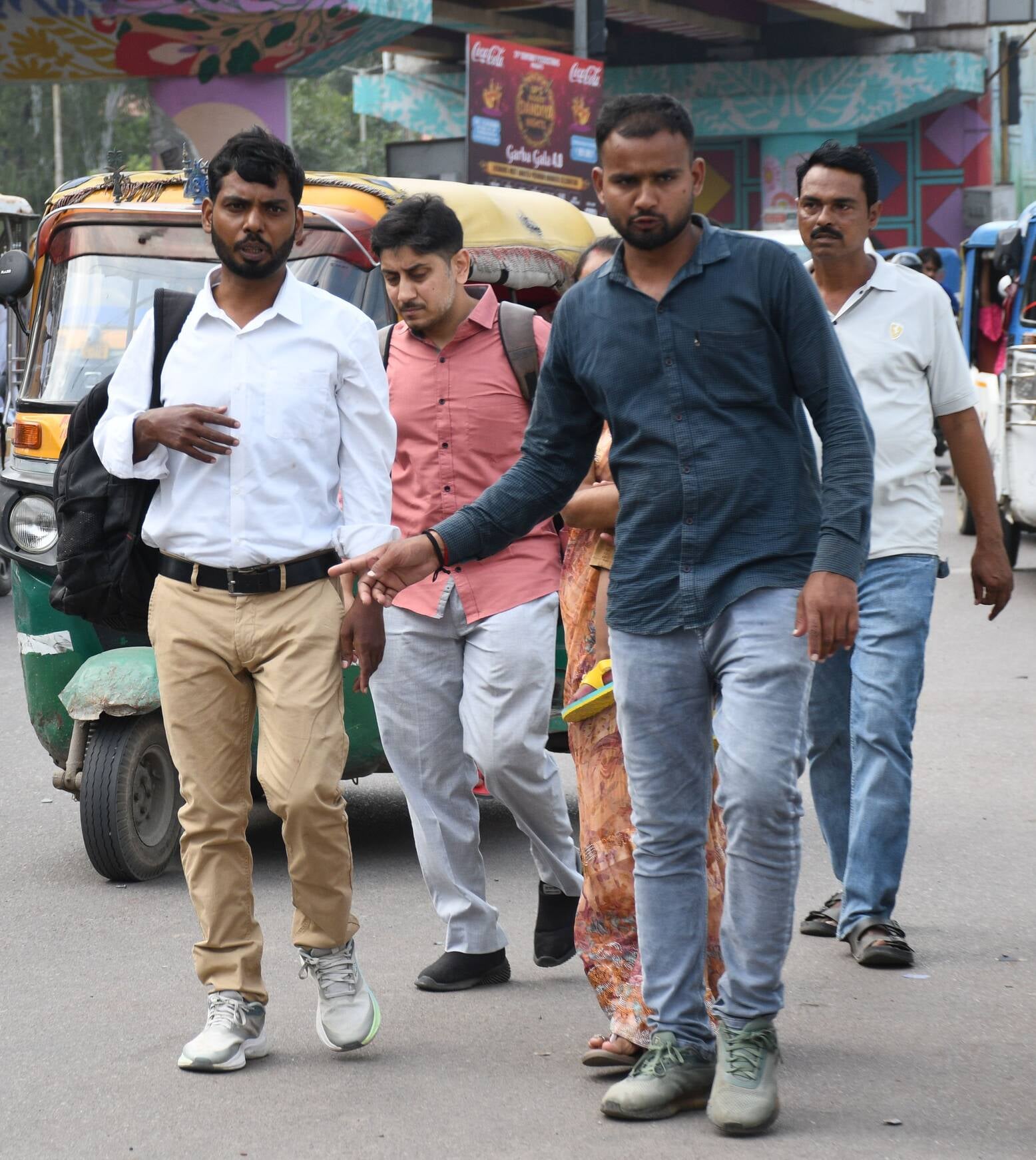 अवध बस अड्डे पर दलालों का सिंडिकेट हावी। अवध बस अड्डे पर दलालों का सिंडिकेट हावी।