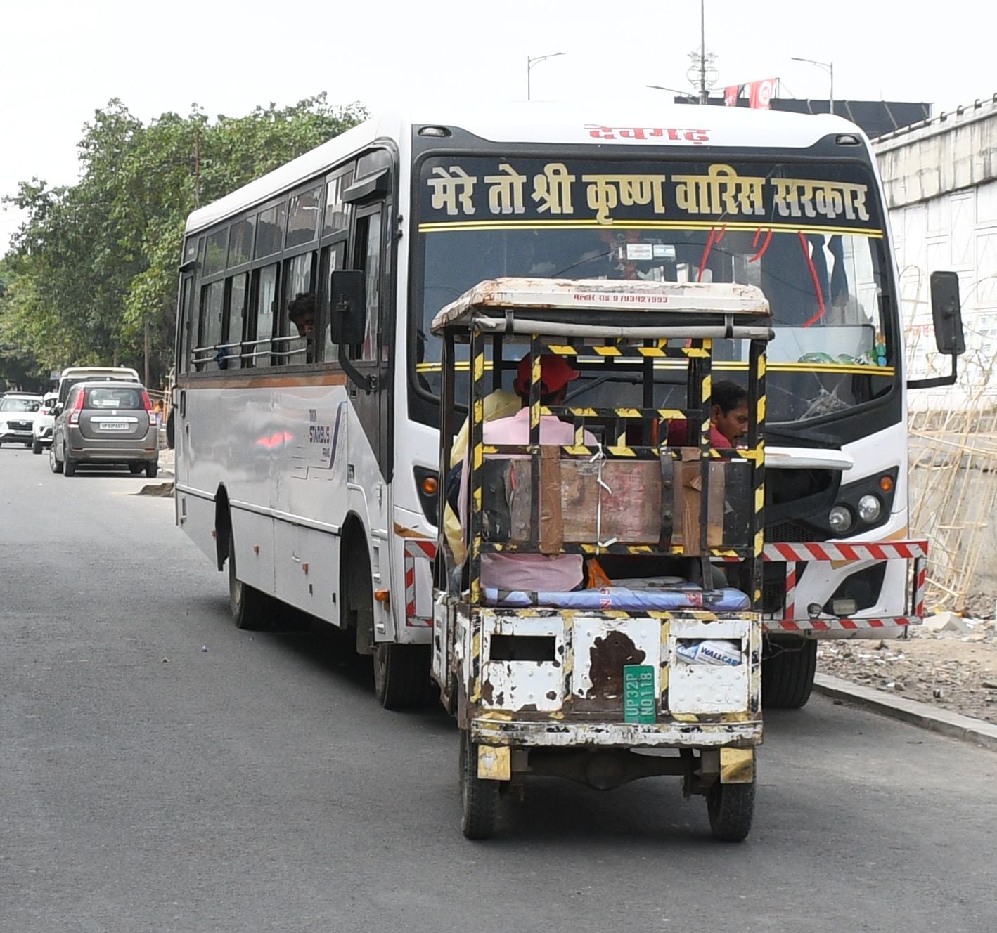 अवध बस अड्डे पर दलालों का सिंडिकेट हावी। अवध बस अड्डे पर दलालों का सिंडिकेट हावी।