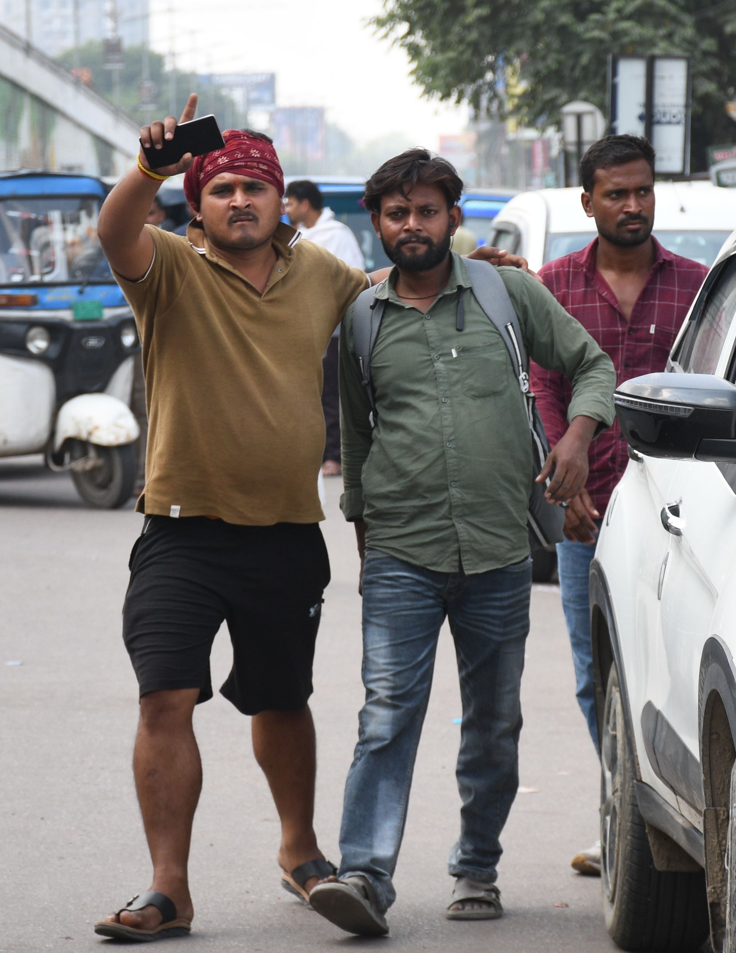 अवध बस अड्डे पर दलालों का सिंडिकेट हावी। अवध बस अड्डे पर दलालों का सिंडिकेट हावी।