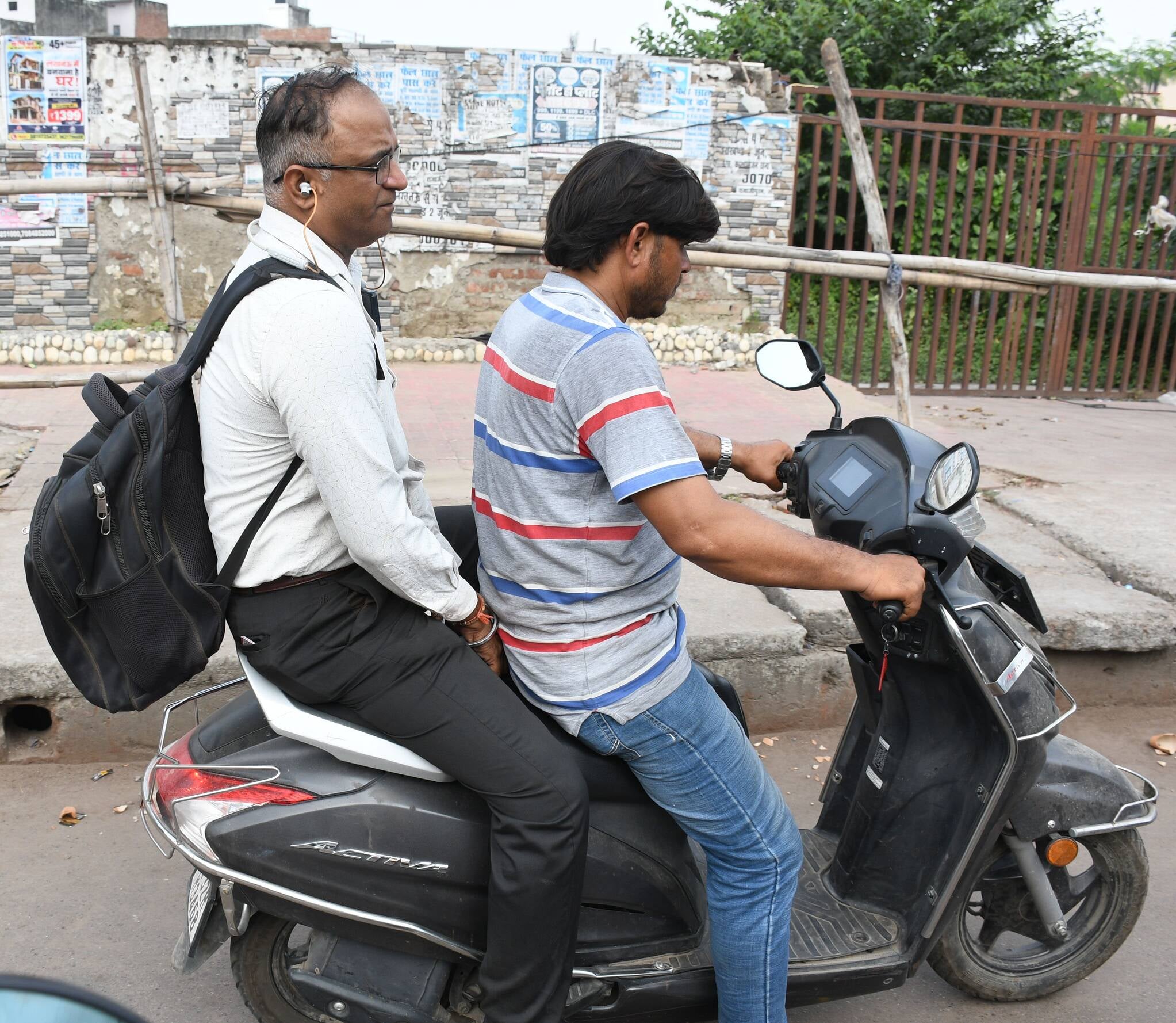 अवध बस अड्डे पर दलालों का सिंडिकेट हावी। अवध बस अड्डे पर दलालों का सिंडिकेट हावी।