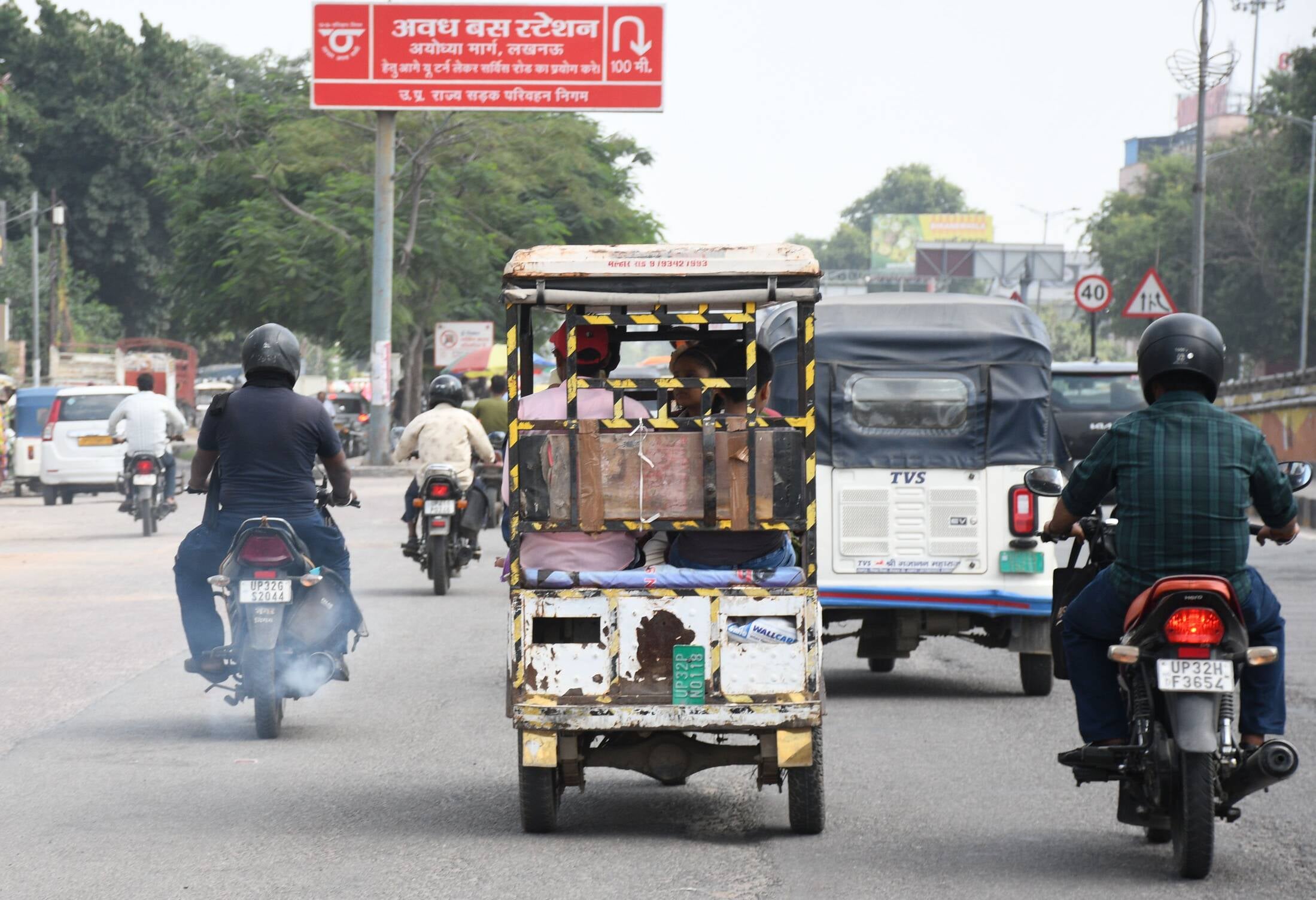 अवध बस अड्डे पर दलालों का सिंडिकेट हावी। अवध बस अड्डे पर दलालों का सिंडिकेट हावी।