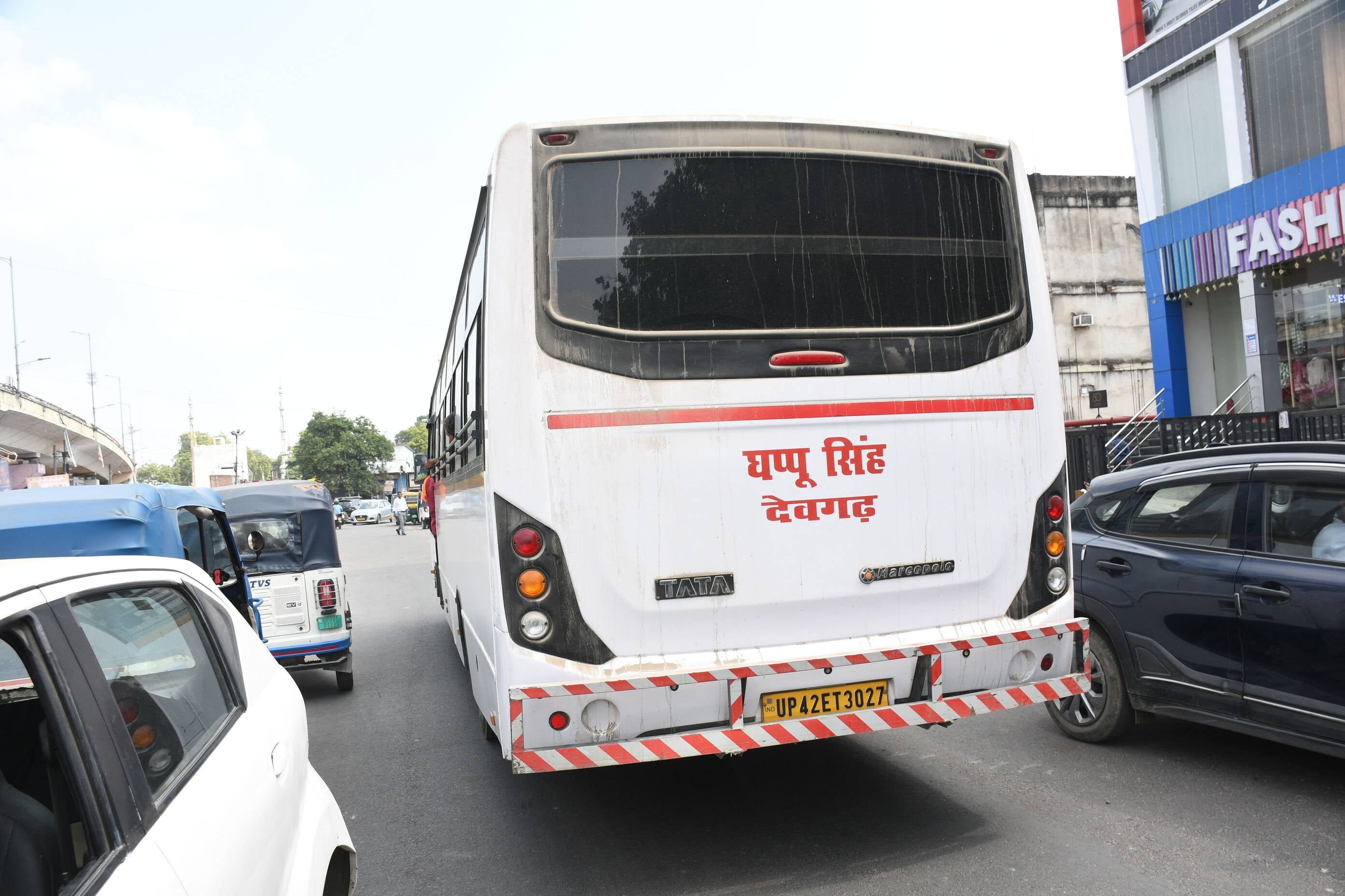 अवध बस अड्डे पर दलालों का सिंडिकेट हावी। अवध बस अड्डे पर दलालों का सिंडिकेट हावी।