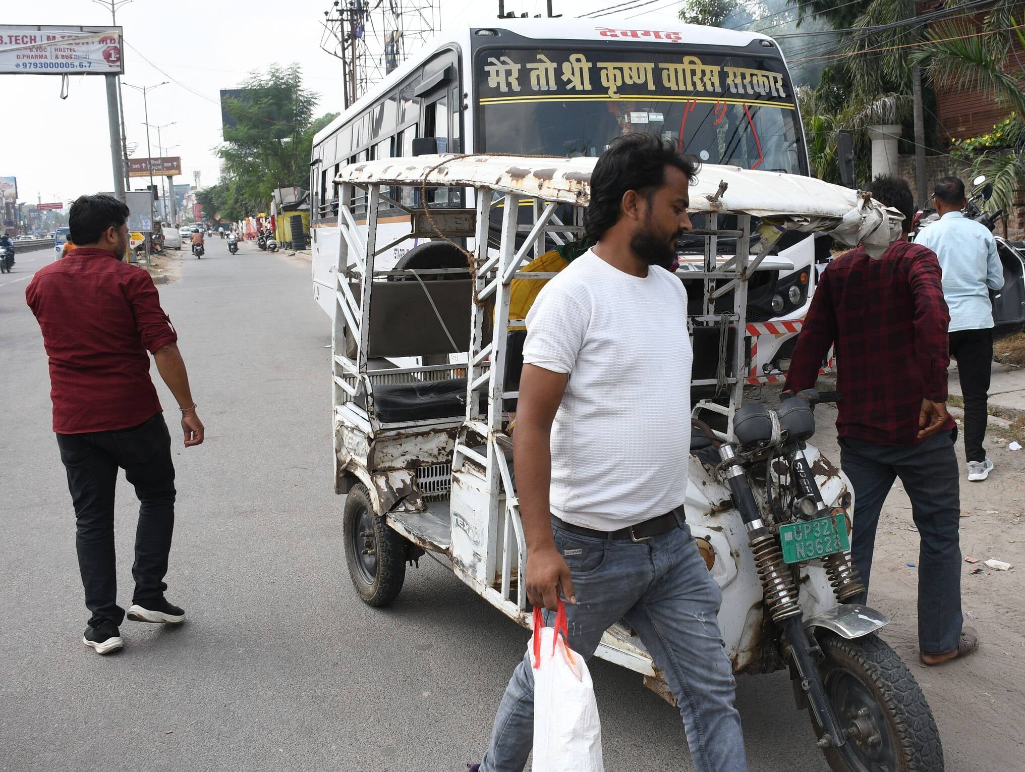 अवध बस अड्डे पर दलालों का सिंडिकेट हावी। अवध बस अड्डे पर दलालों का सिंडिकेट हावी।