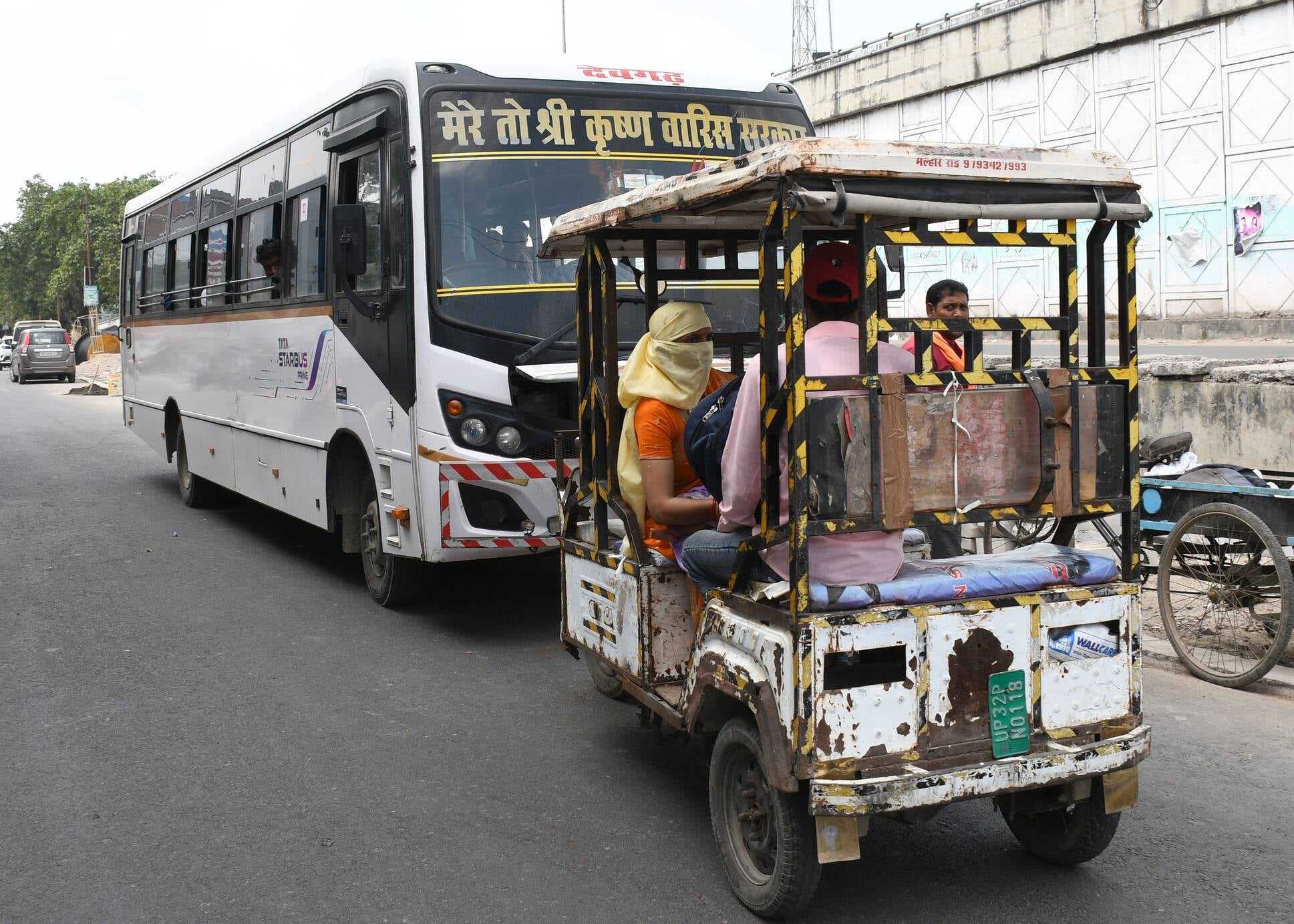 अवध बस अड्डे पर दलालों का सिंडिकेट हावी। अवध बस अड्डे पर दलालों का सिंडिकेट हावी।