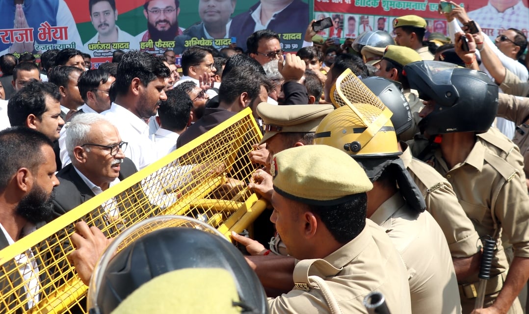 बिजनौर कलक्ट्रेट में ज्ञापन देने जा रहे वकीलों को नुमाइश ग्राउंड चौराहे पर लगी बैरीकेड पर रोकती बिजनौर कलक्ट्रेट में ज्ञापन देने जा रहे वकीलों को नुमाइश ग्राउंड चौराहे पर लगी बैरीकेड पर रोकती