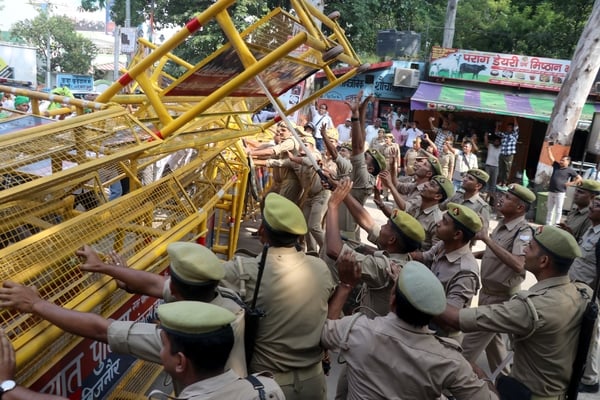 बिजनौर में प्रदर्शन करते हुए कलक्ट्रेट जाते भाकियू लोकशक्ति के कार्यकर्ता। संवाद बिजनौर में प्रदर्शन करते हुए कलक्ट्रेट जाते भाकियू लोकशक्ति के कार्यकर्ता। संवाद