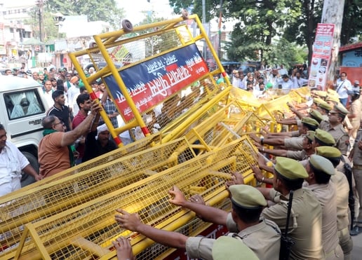 बिजनौर में प्रदर्शन करते हुए कलक्ट्रेट जाते भाकियू लोकशक्ति के कार्यकर्ता। संवाद बिजनौर में प्रदर्शन करते हुए कलक्ट्रेट जाते भाकियू लोकशक्ति के कार्यकर्ता। संवाद