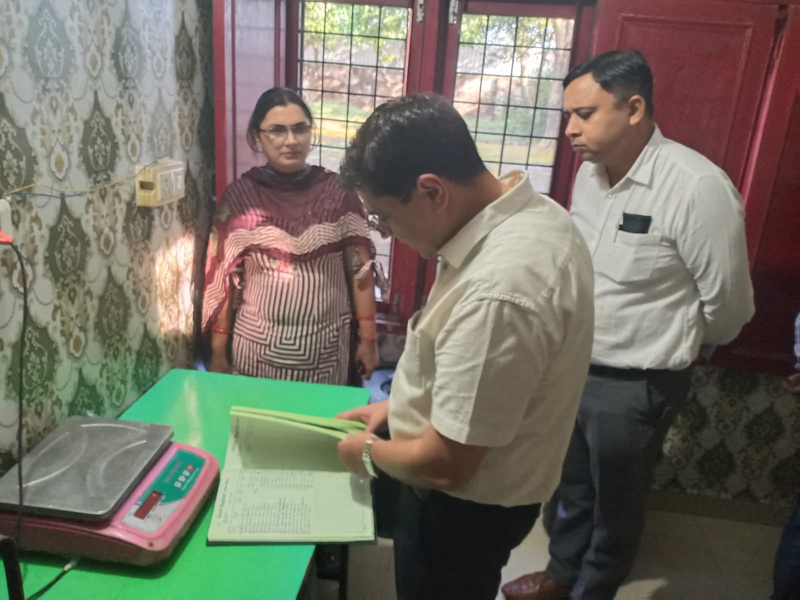 बाल कुंज छछरौली में रजिस्टर की जांच करते एडीसी। प्रवक्ता