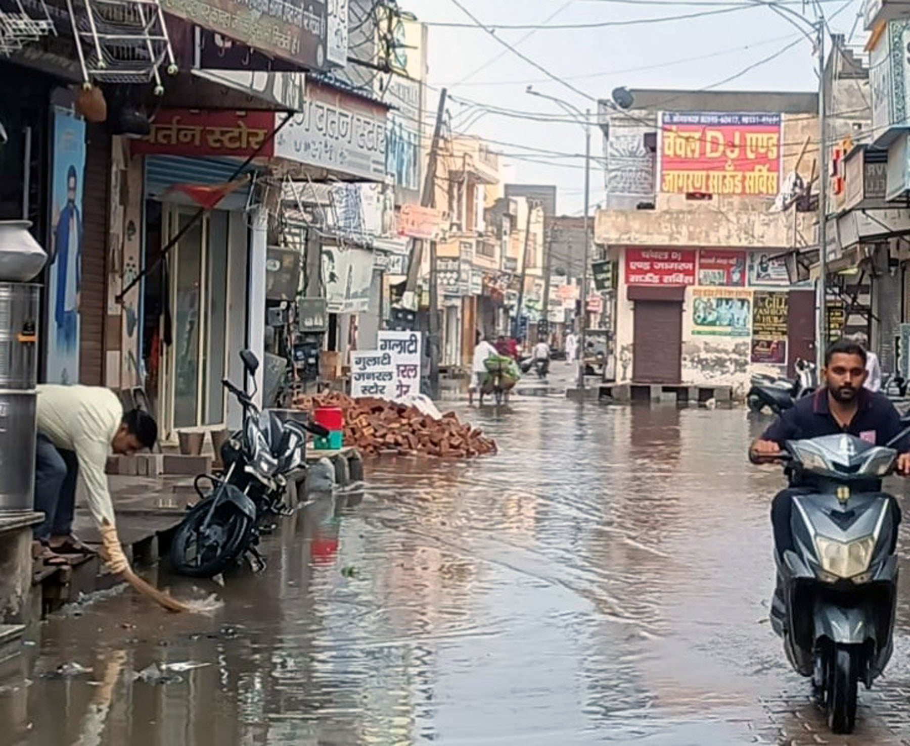 बरसात के कारण कलायत शहर के विभिन्न हिस्सों में जमा पानी। संवाद