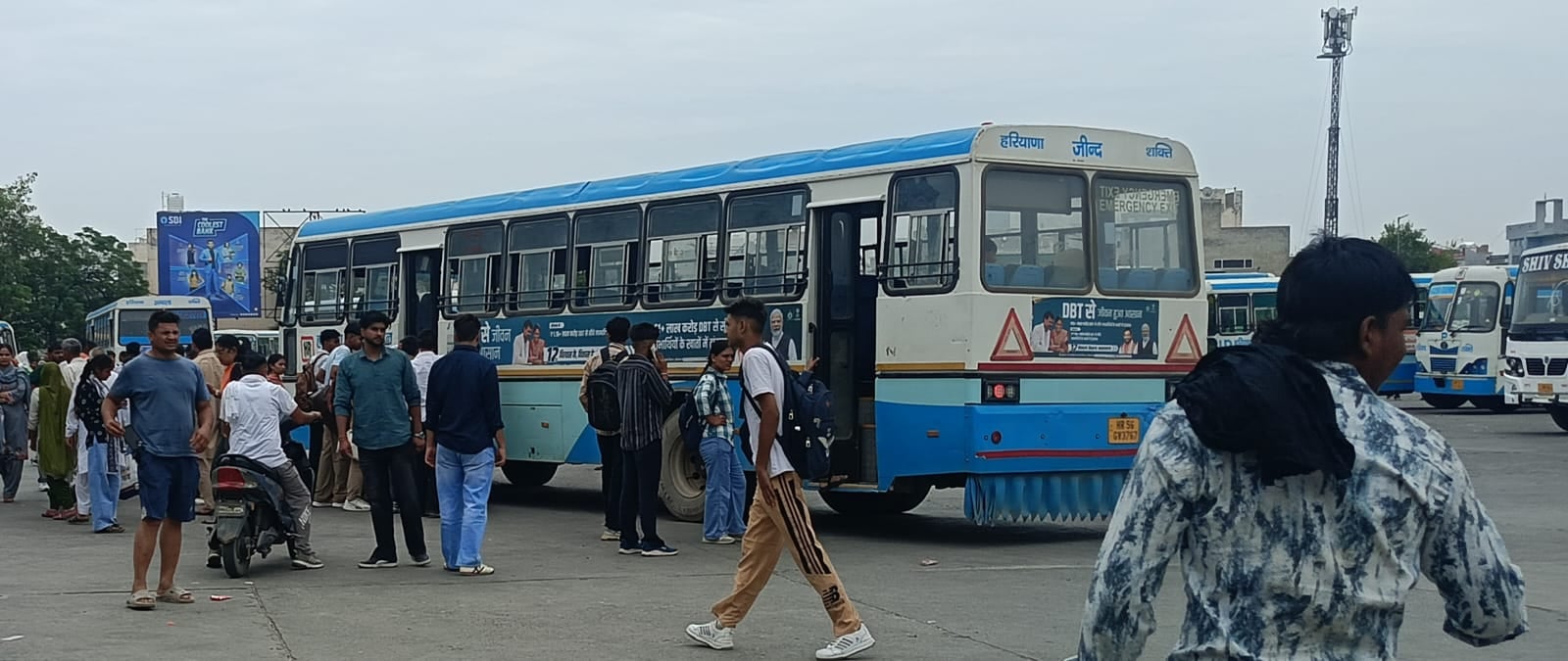 बस के इंतजार में खड़े यात्री। संवाद बस के इंतजार में खड़े यात्री। संवाद