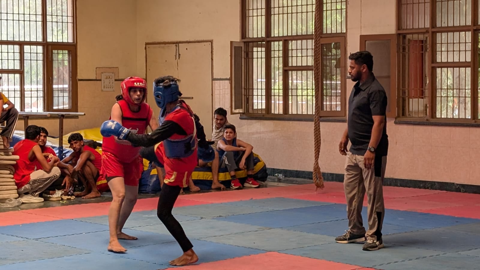 बेसबॉल ट्रायल देते हुए खिलाड़ी। कोच