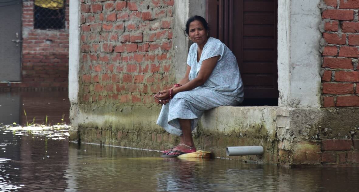 बाढ़ से पीड़ित लोग। बाढ़ से पीड़ित लोग।
