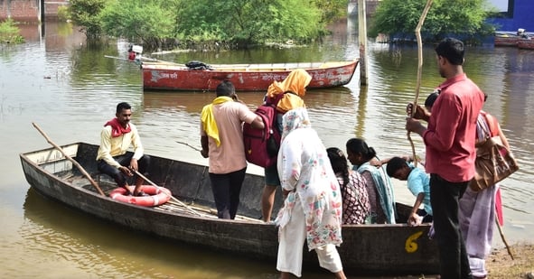 बाढ़ से पीड़ित लोग। बाढ़ से पीड़ित लोग।