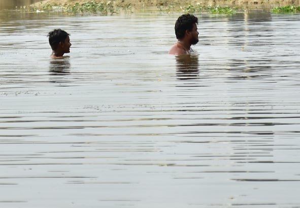 बाढ़ से पीड़ित लोग। बाढ़ से पीड़ित लोग।