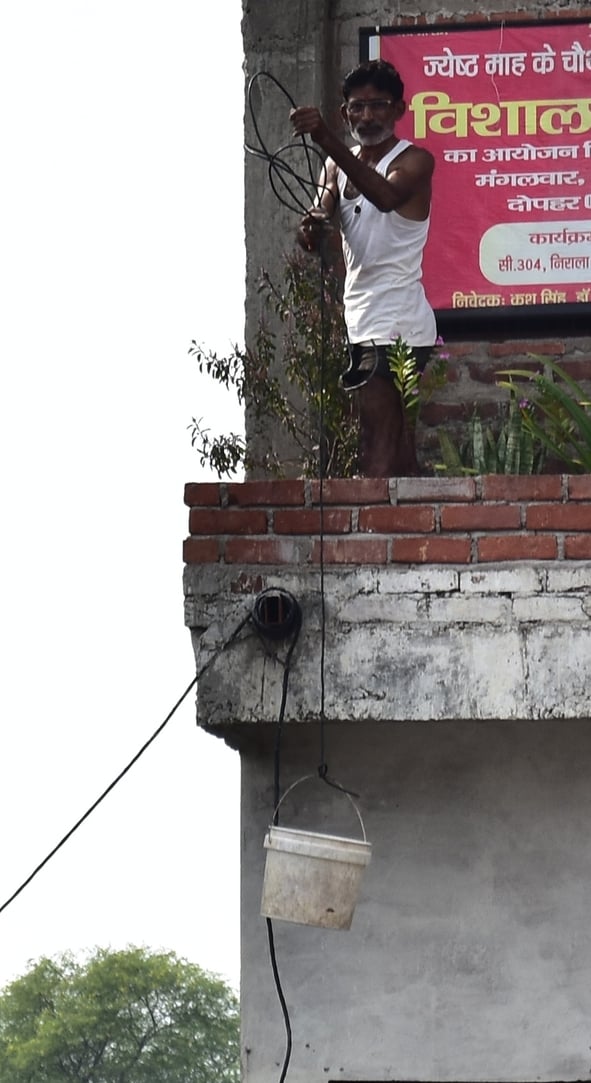 बाढ़ से पीड़ित लोग। बाढ़ से पीड़ित लोग।