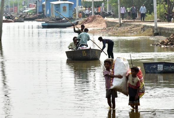 बाढ़ से पीड़ित लोग। बाढ़ से पीड़ित लोग।