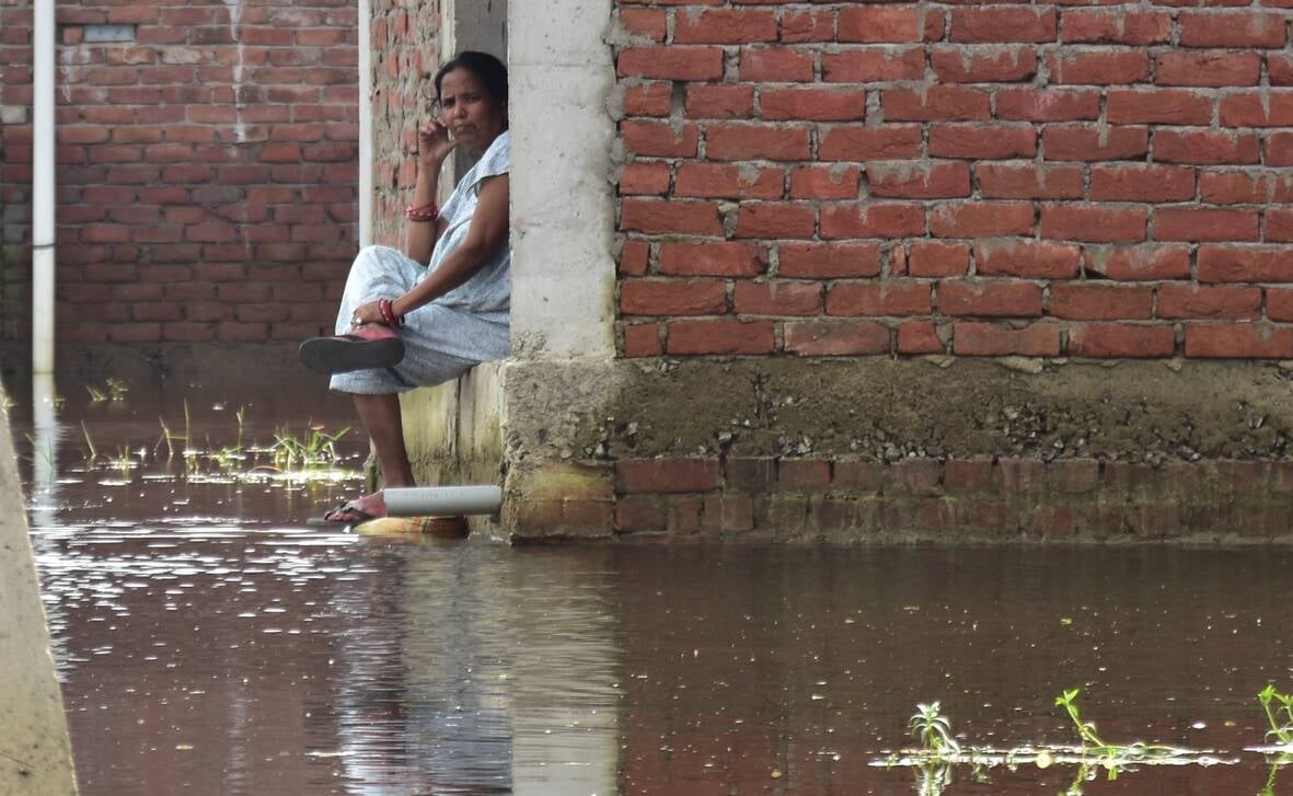 बाढ़ से पीड़ित लोग। बाढ़ से पीड़ित लोग।