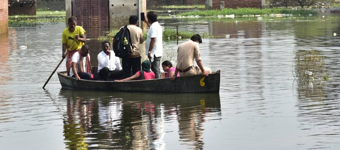 बाढ़ से पीड़ित लोग। बाढ़ से पीड़ित लोग।